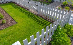 White picket Fencing in Bloomington IL around a front yard