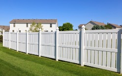 a white vinyl dog fence in Peoria IL